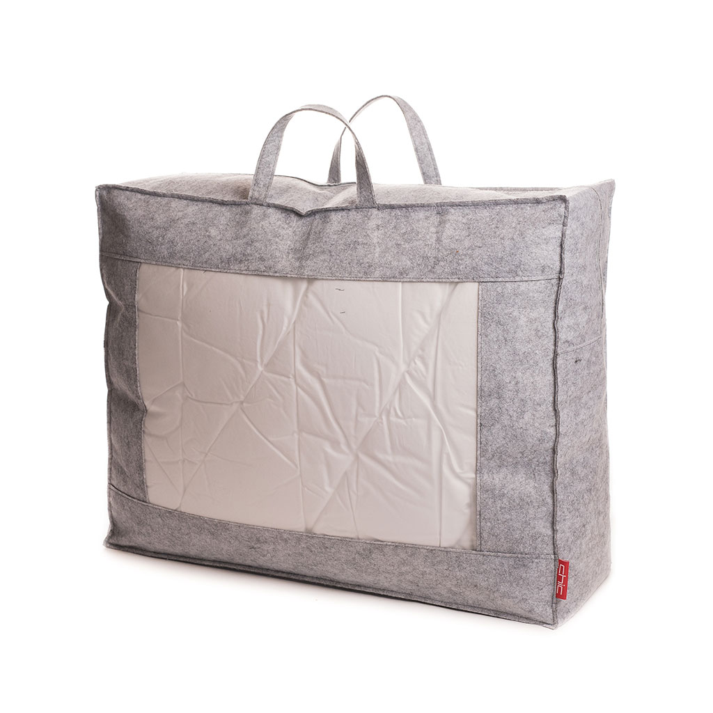 Carrier bag of felt for packaging duvets, quilts or pillows