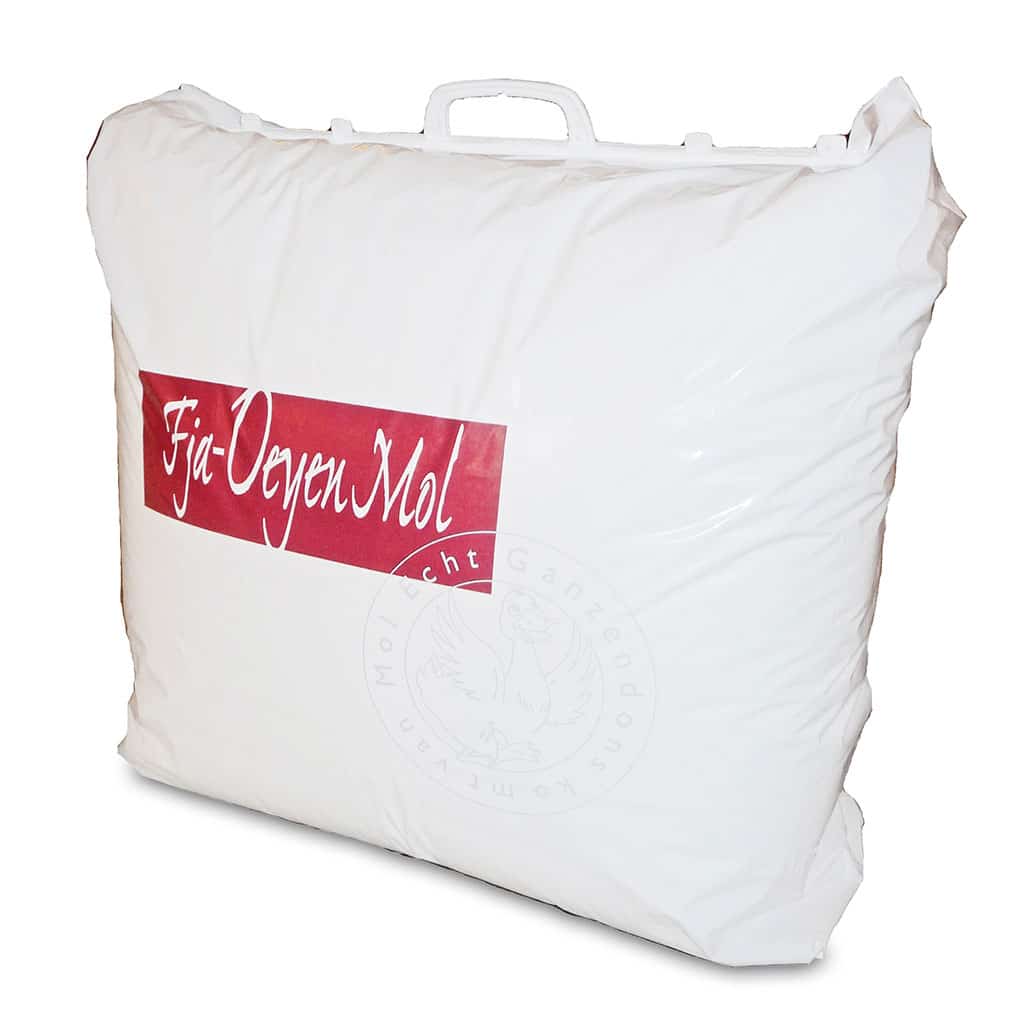 Plastic carrier bag with reclosable handle